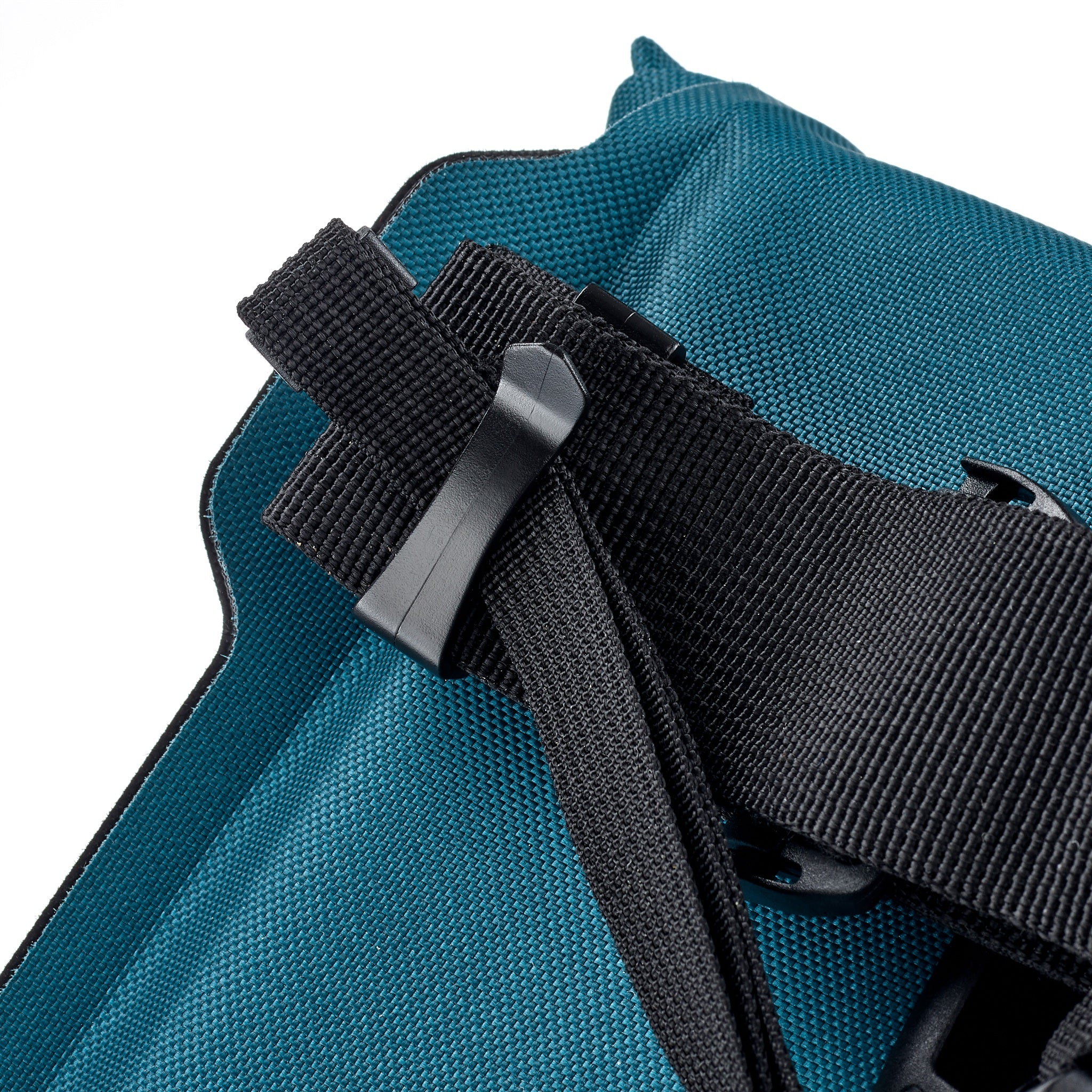 Detail der ORTLIEB Velo-Sling Flex in petrol mit Gurtband und Halteclip