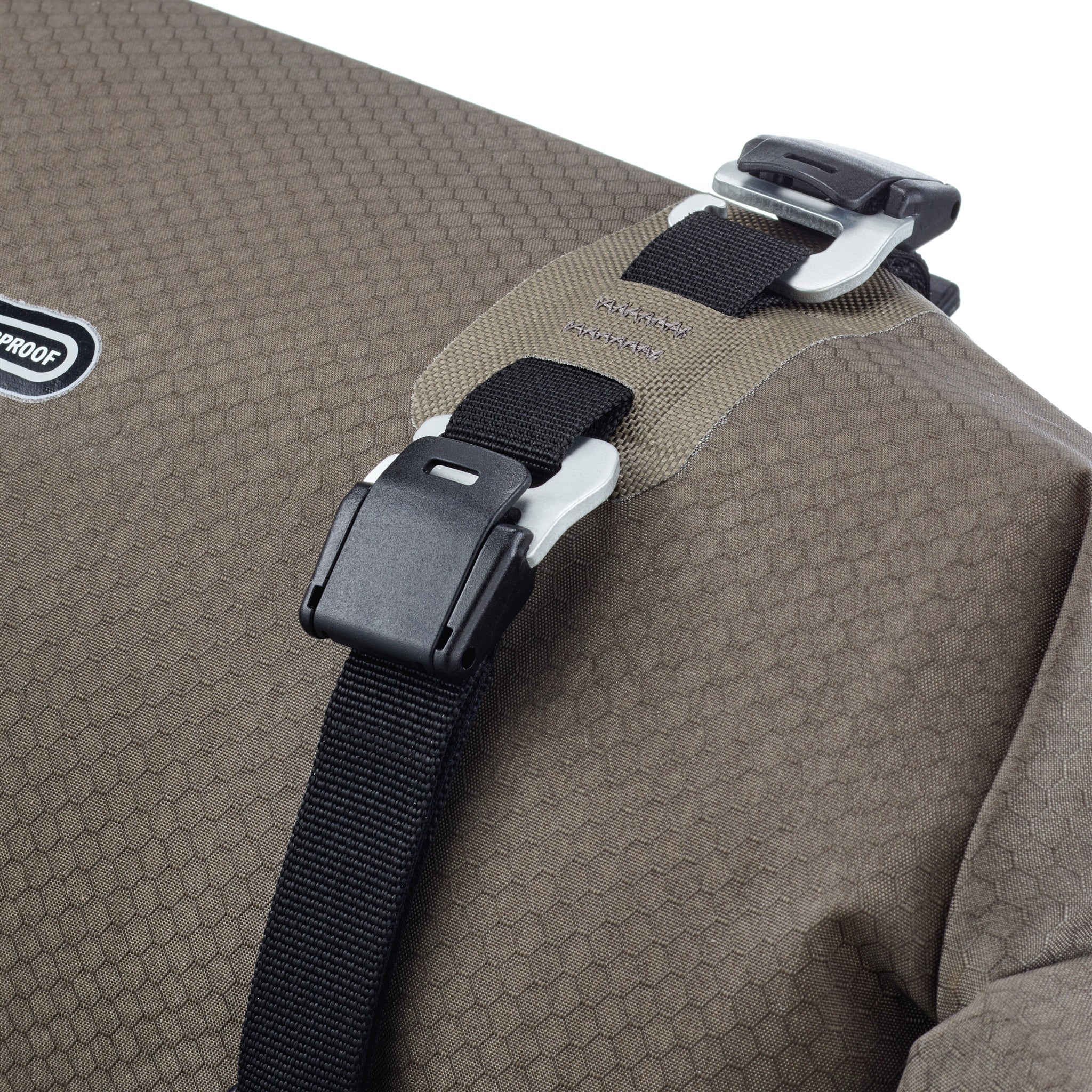 Close-up of the buckle on ORTLIEB Handlebar-Pack Flex in dark-sand